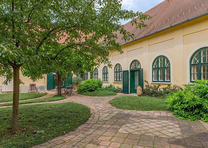 Svastics Kuria בית הארחה 4*